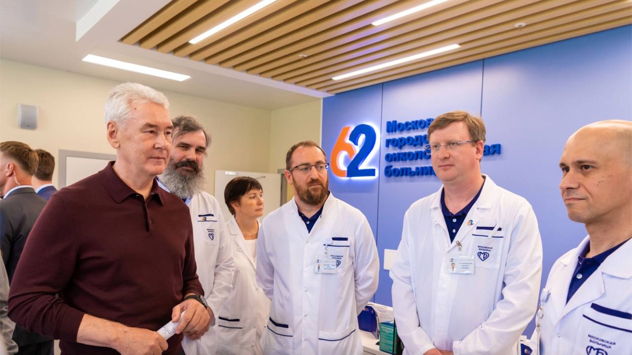 Собянин осмотрел новый лабораторный корпус городской онкобольницы № 62