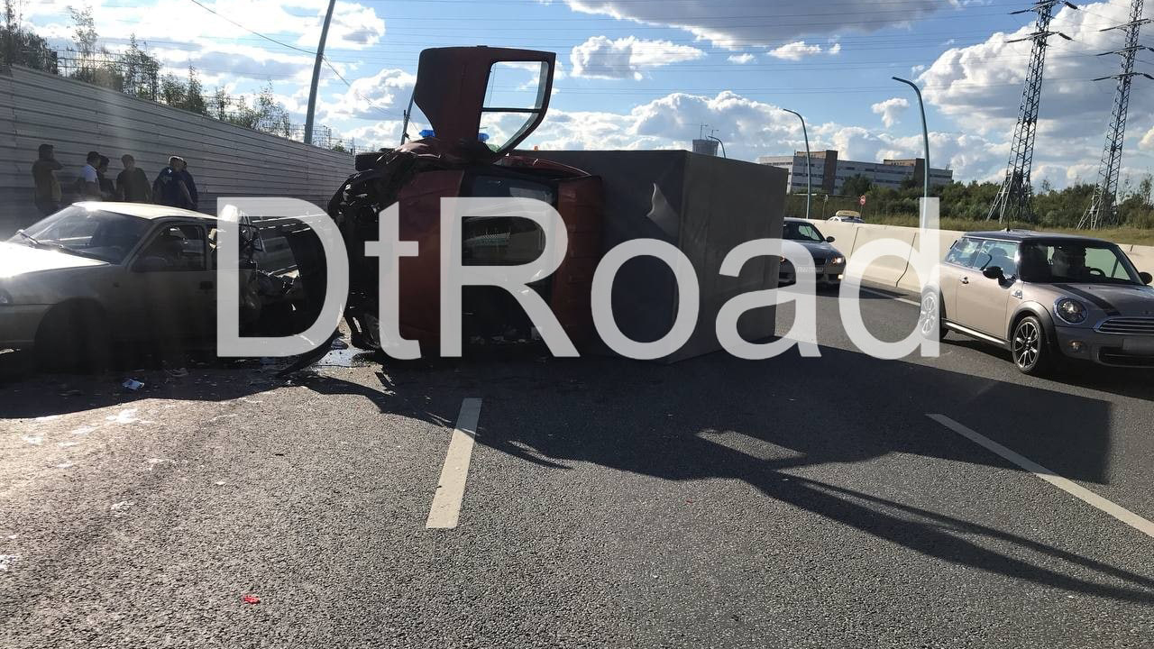 Грузовик опрокинулся в результате ДТП на Северо-Восточной хорде