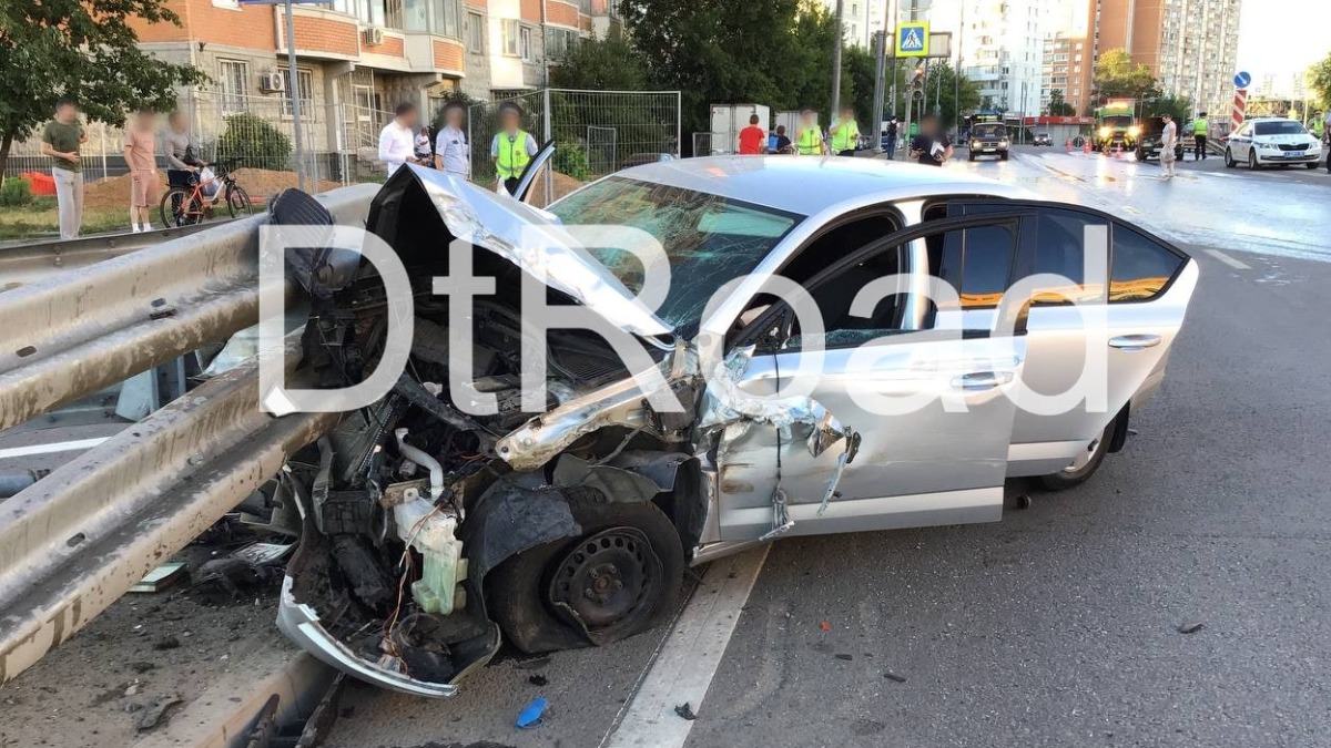 Автомобиль влетел в отбойник на севере Москвы