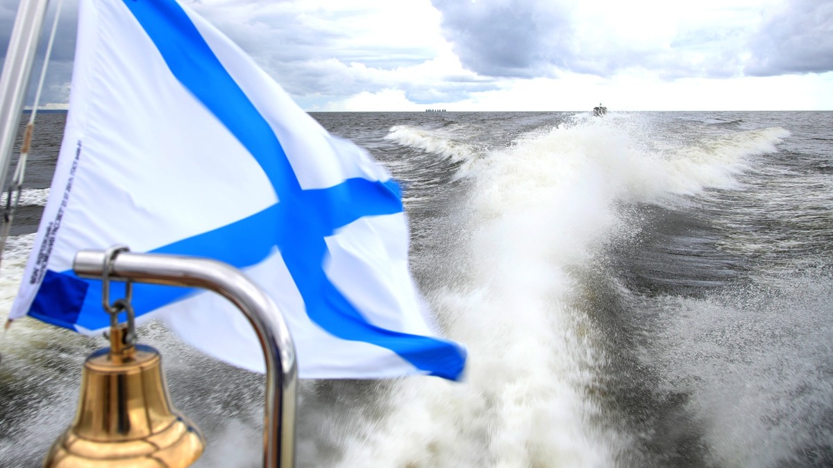 Главный военно-морской парад России начался в Петербурге