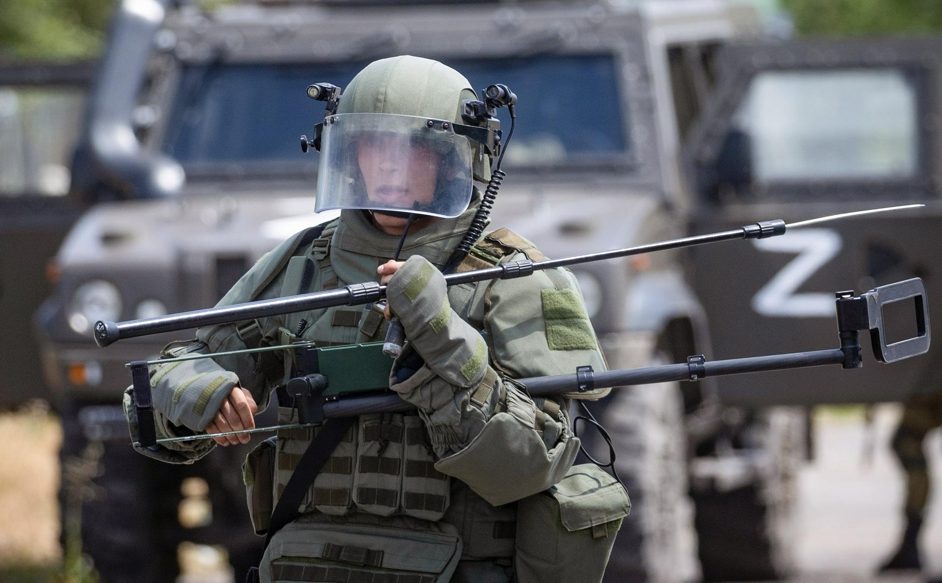 Военнослужащий отряда разминирования Международного противоминного центра ВС РФ обследует улицы освобожденного от националистов Северодонецка. В руках у солдата — щуп и миноискатель