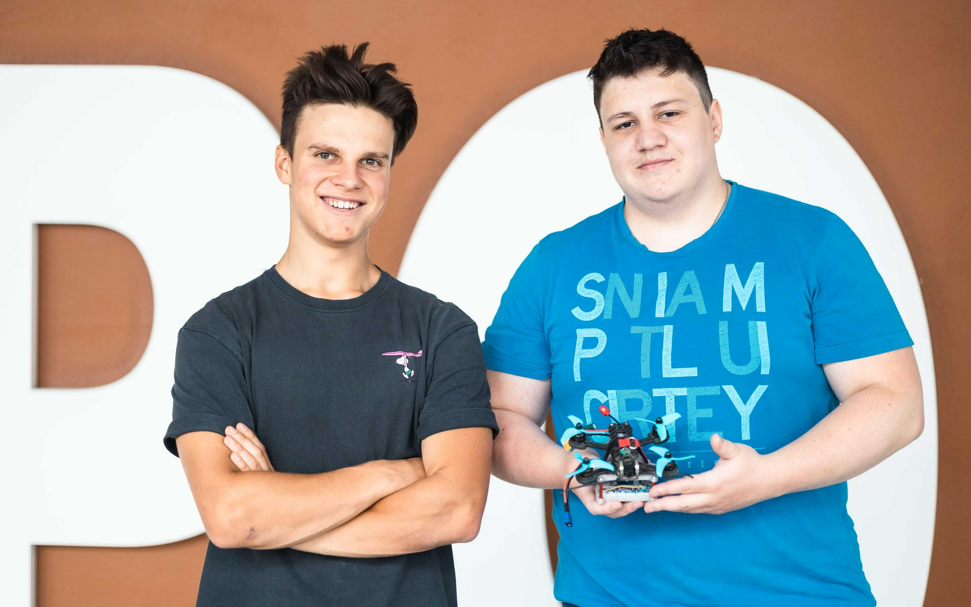 Студенты МАИ Андрей Чернышук (слева) и Антон Громаков показывают работу своего изобретения