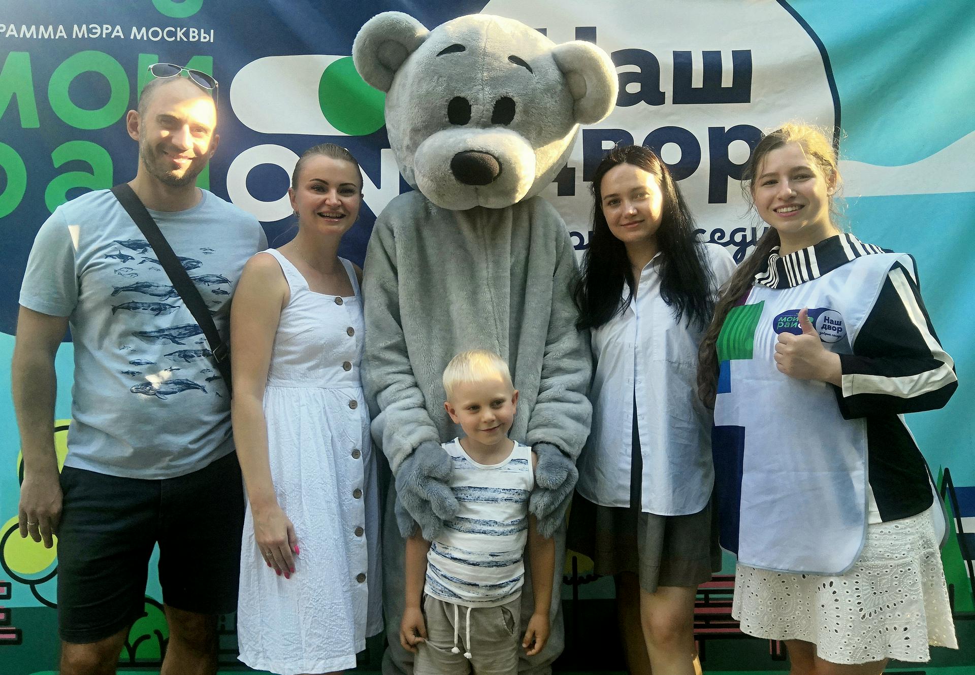 Слева направо: семья Кубрак — Михаил, Юлия и малыш Максим на празднике двора дома № 4а на Симферопольском бульваре оказались случайно, но это не помешало им познакомиться с веселым Мишкой и поблагодарить волонтеров Алису Селезневу и Даяну Амельчину за прекрасно проведенный выходной