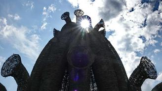 Огромный замок «великана» подожгли в парке «Никола-Ленивец» в честь Масленицы