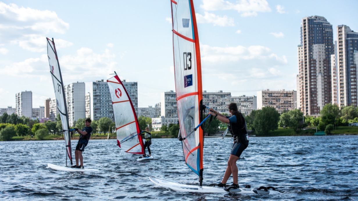Парусники в Строгинской пойме на фоне двух современных высоток
