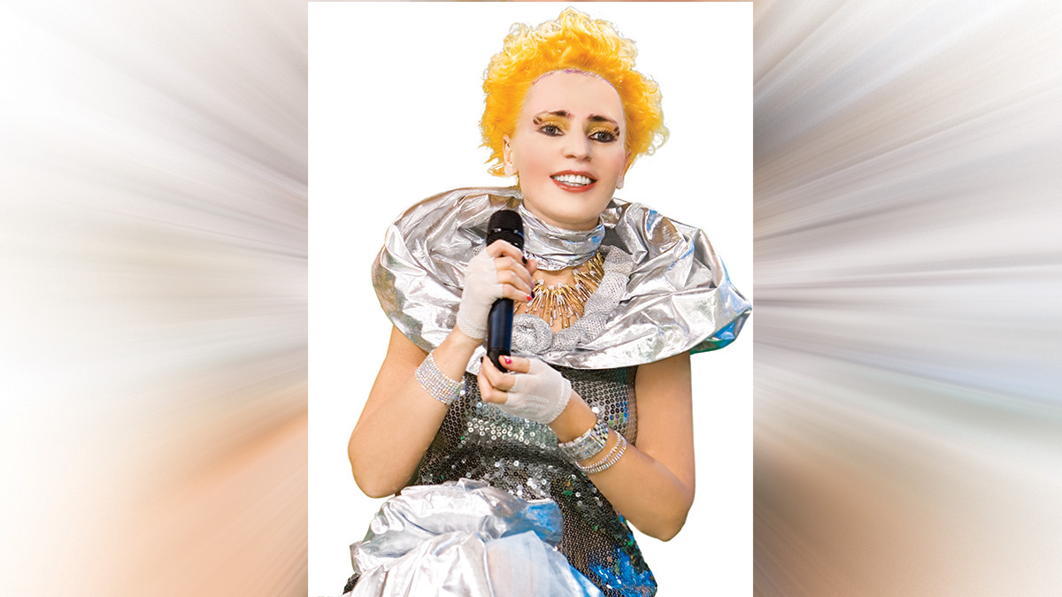 Агузарова облила зрителей водой на концерте в Москве