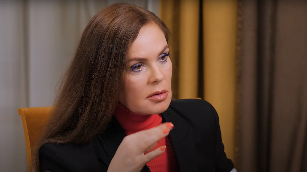 Телеведущая Екатерина Андреева упала со стула в прямом эфире Первого канала