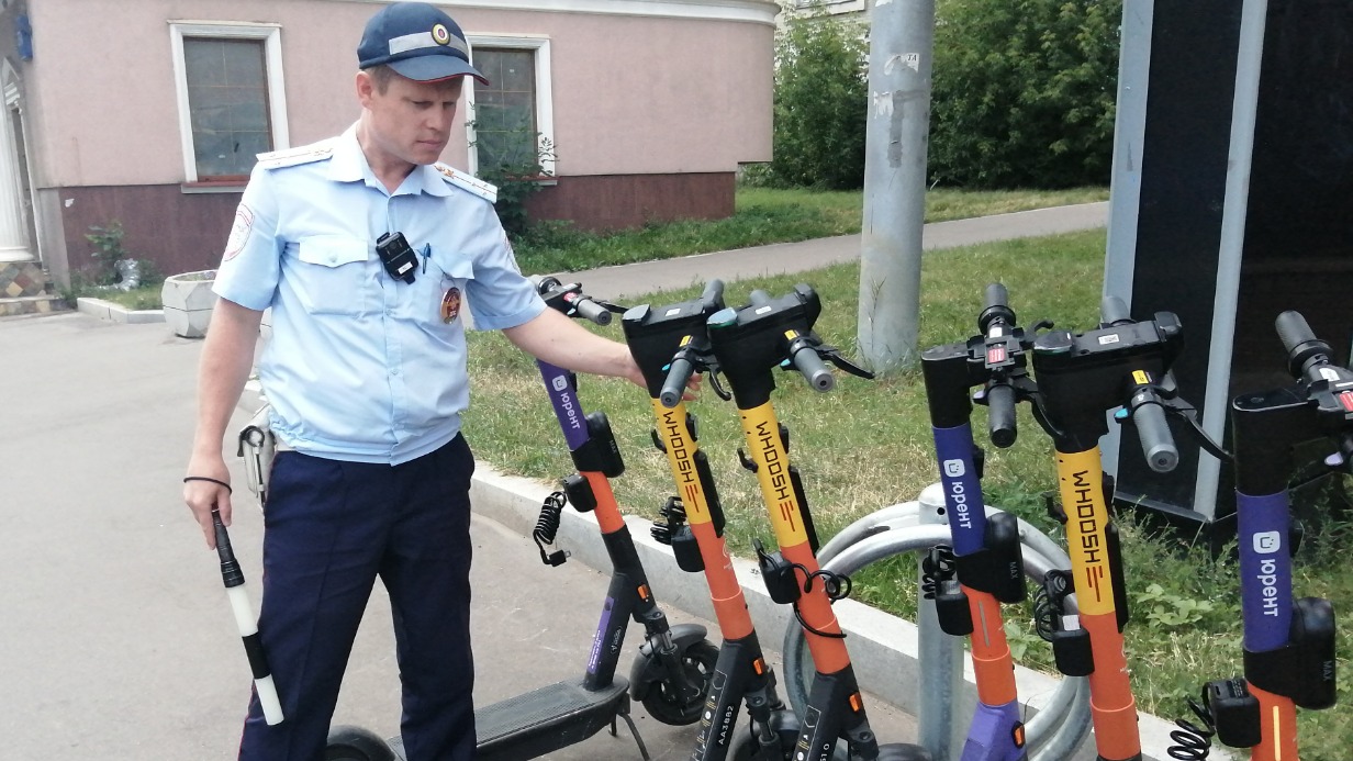 Старший инспектор дорожно-патрульной службы ГИБДД старший лейтенант полиции Евгений Мошков проверяет работу пункта проката самокатов на Тишинской площади