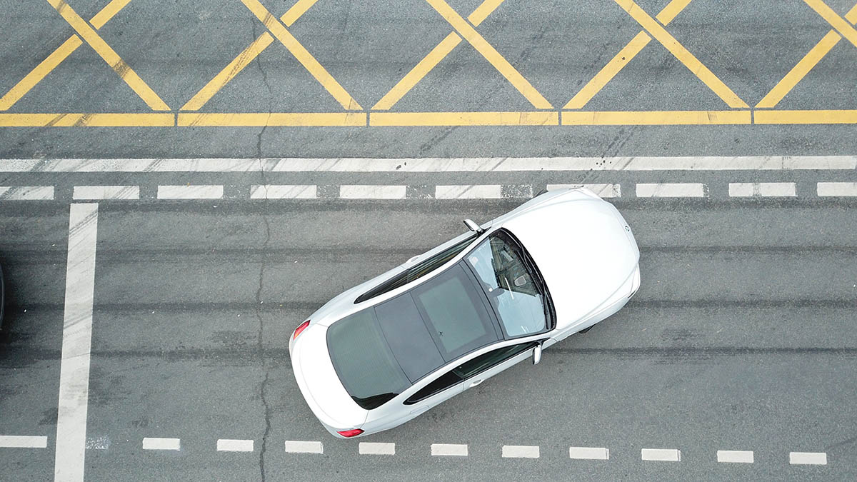 В петербургских дворах нанесут желтую разметку, запрещающую парковку