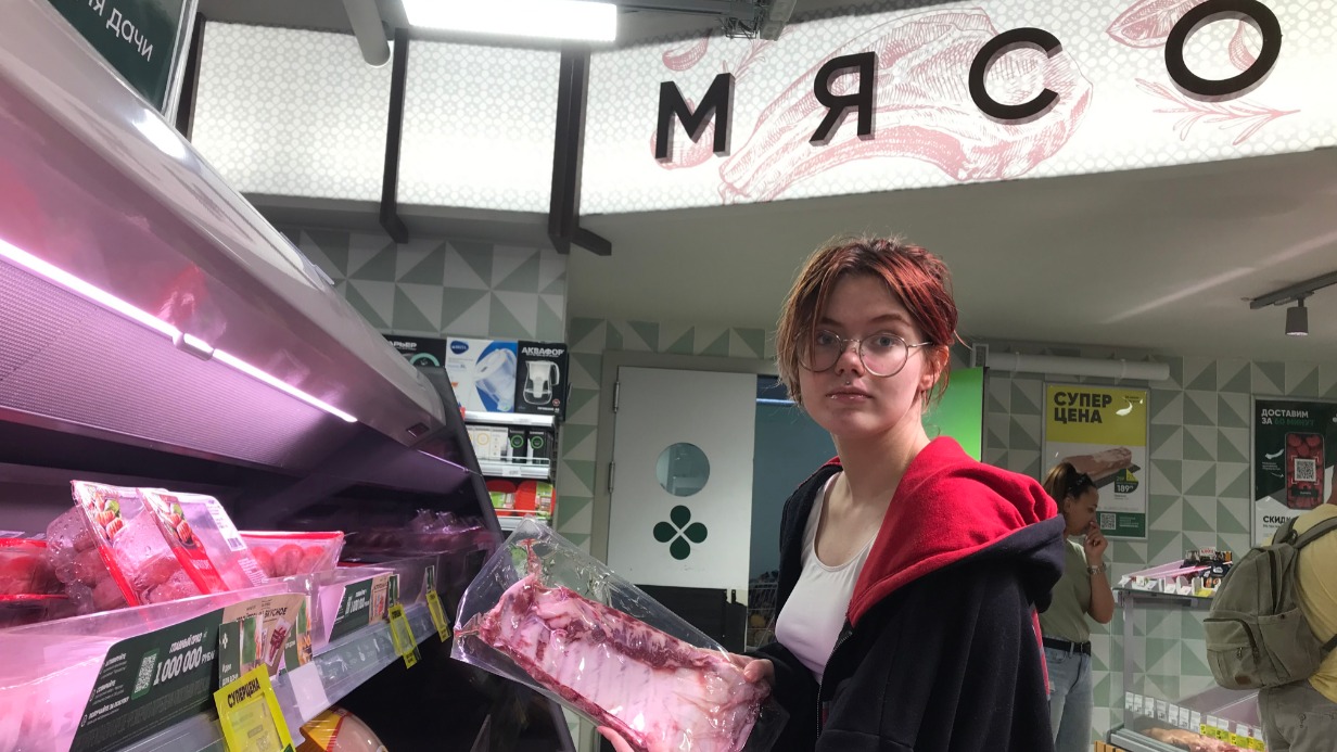 Москвичка Таисия Герасимова выбирает мясо в одном из супермаркетов столицы