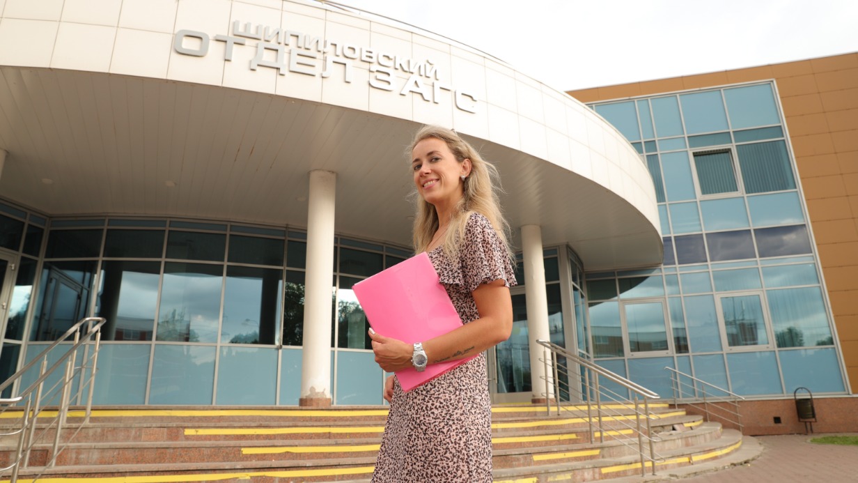 Жительница района Орехово-Борисово Северное Татьяна Самарина пришла в Шипиловский ЗАГС с документами для получения повторного свидетельства на ребенка