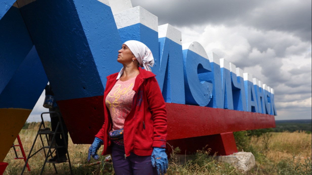 Маляр во время работ по перекрашиванию стелы на въезде в город Лисичанск Луганской народной республики в цвета российского триколора. Населенные пункты, переходящие под полный контроль союзных войск, начинают восстанавливать. Туда возвращается спокойная и мирная жизнь