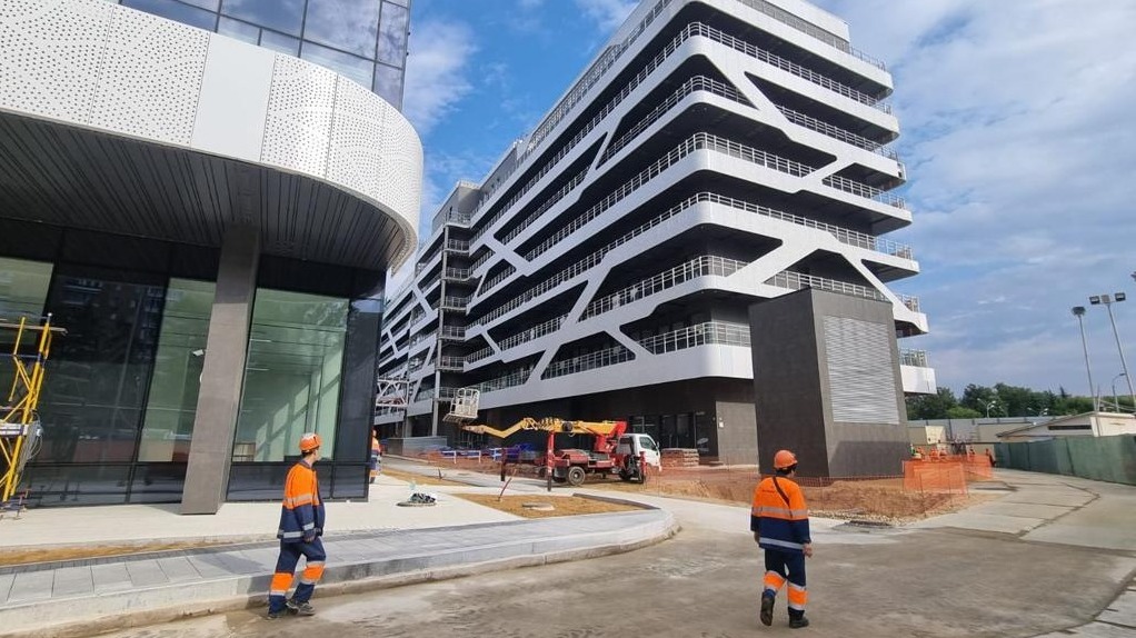 Между тремя корпусами ИКБ № 1 началось устройство тротуара