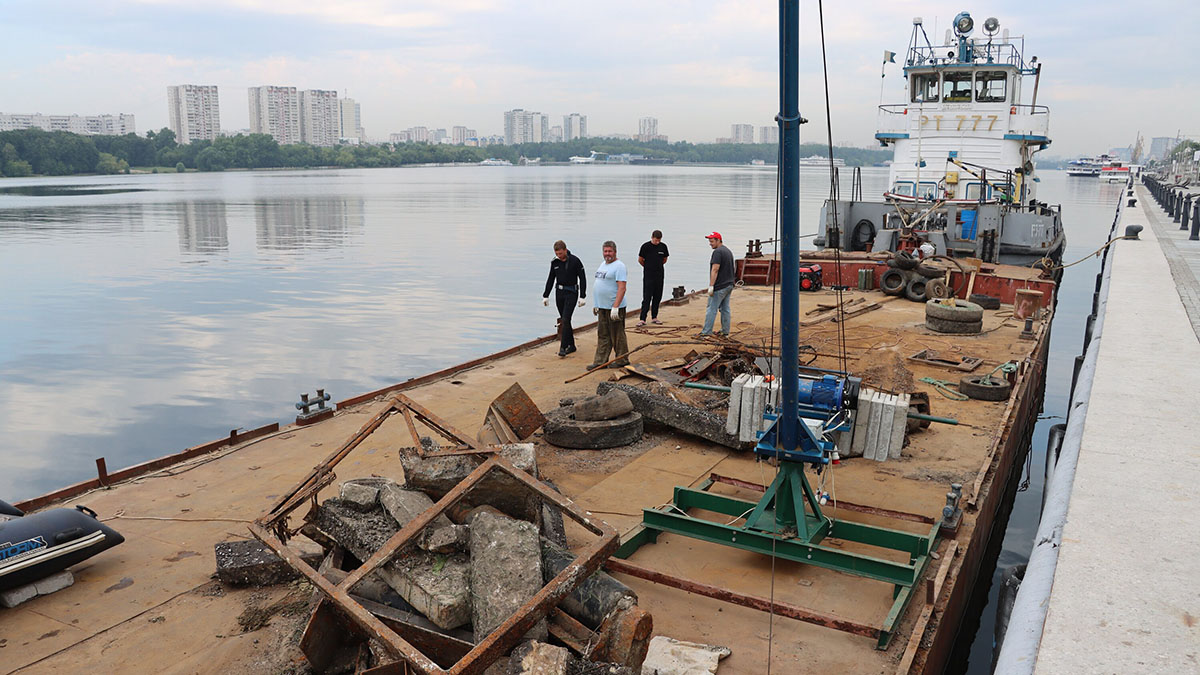 Специалисты очистили дно акваторий причалов Северного речного вокзала
