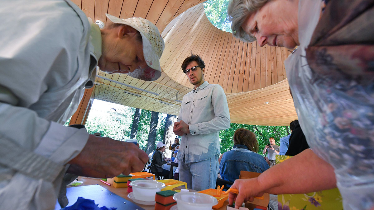 Москвичам рассказали, как столица поддерживает горожан старшего поколения