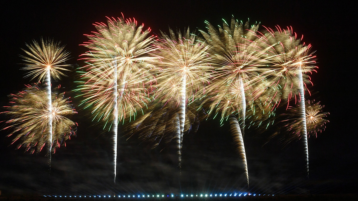 МЧС напомнило о запрете запуска фейерверков в ночное время