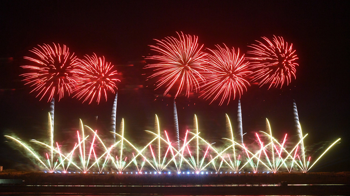 Десять тысяч человек задействовали на фестивале фейерверков в Братеевском парке