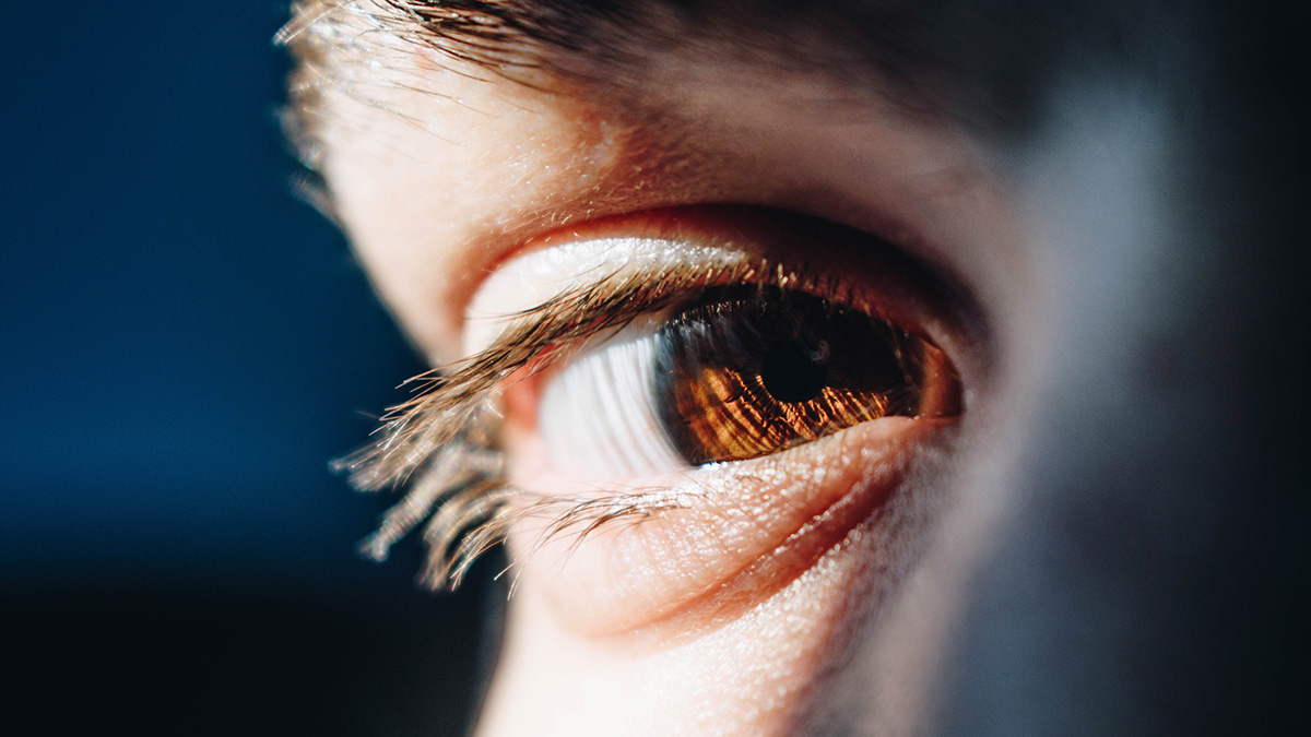 Дерматолог назвал лучшие средства для борьбы с отеками под глазами