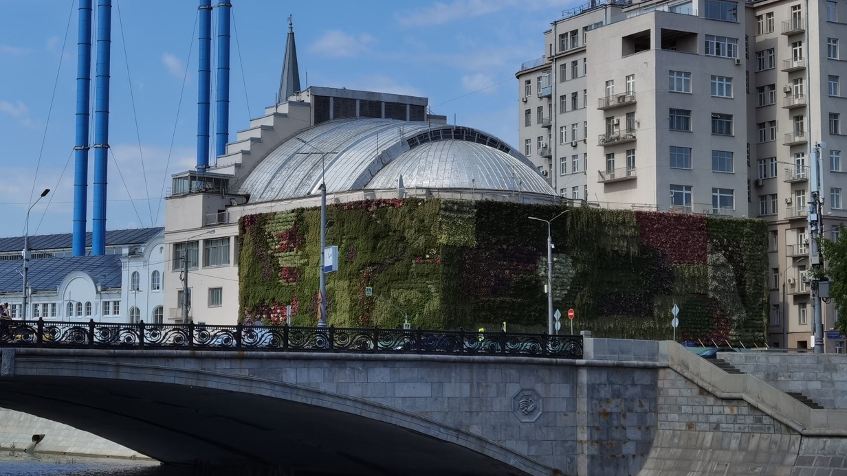 Первая в России уличная стена из растений появилась в Москве в дни «Цветочного джема»