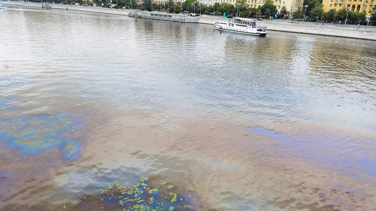 Нефтяное пятно появилось в Москве-реке у Крымского моста