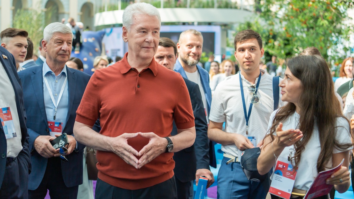 Мэр Москвы Сергей Собянин (в центре) осматривает выставку на форуме «Мой район» в Гостином Дворе. Экскурсию ему провела заместитель начальника Управления государственной службы и кадров правительства Москвы Полина Логинова (справа)