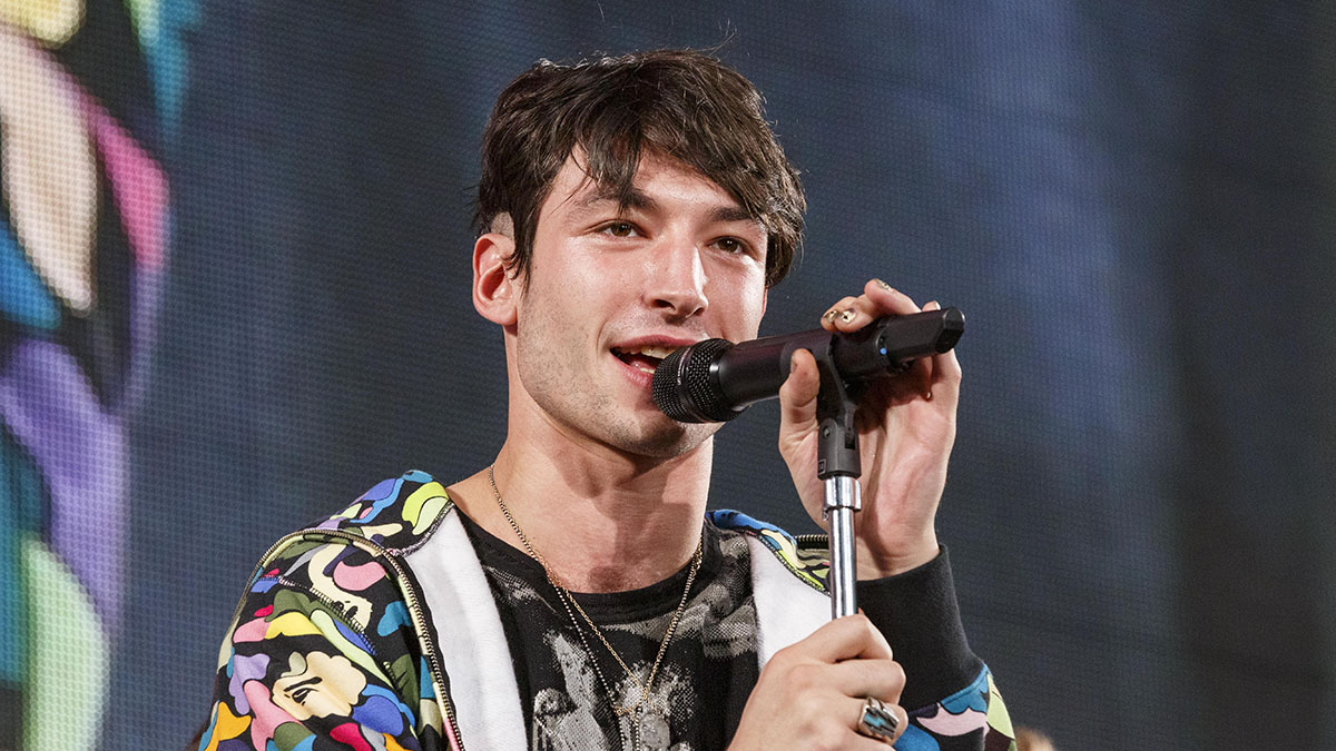 Полиция обвинила Эзру Миллера в краже со взломом в США