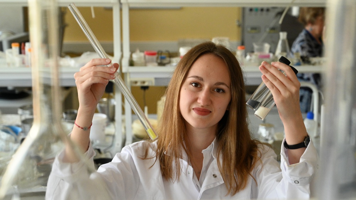 Заведующая лабораторией кафедры химического и фармацевтического инжиниринга РХТУ им. Д. И. Менделеева Екатерина Суслова демонстрирует отечественный аэрогель. Слева вариант с люминофорами, справа — функциональный 