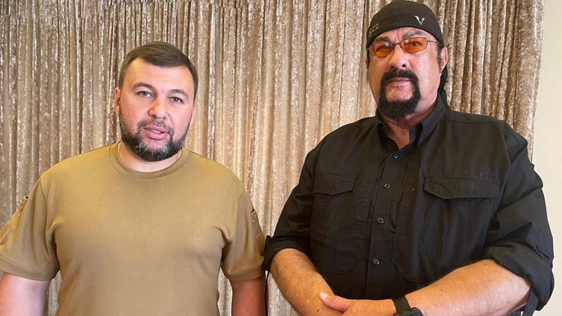 Стивен Сигал посетил СИЗО с военнопленными в Еленовке