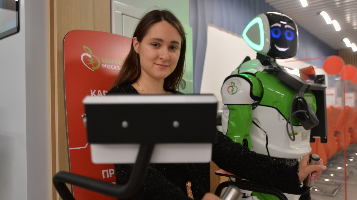 Москвичка Виталия Витрук проходит обследование на диагностическом комплексе, расположенном во флагманском офисе «Мои документы» в Войковском районе. Все полученные данные будут отправлены на ее электронную медицинскую карту