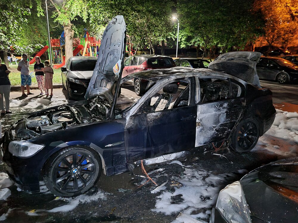 Один автомобиль сгорел и шесть повреждены при пожаре около дома на юге Москвы