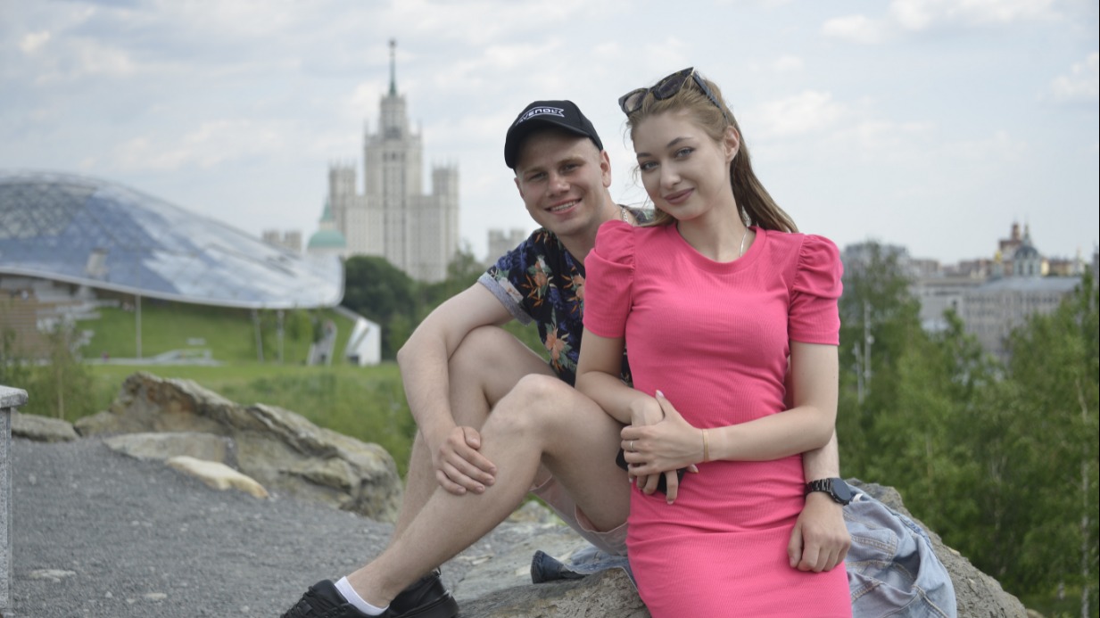 Отмеченный премиями парк «Зарядье» — любимое место отдыха тысяч горожан, среди них Алексей Семенов и Лилия Салдаева