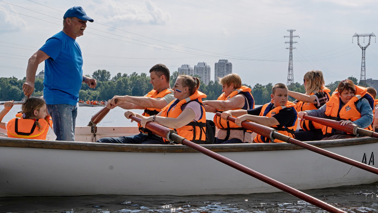 Преподаватель Московского городского детского морского центра имени Петра Великого Савелий Поздняков обучает гребле участников мастер-класса