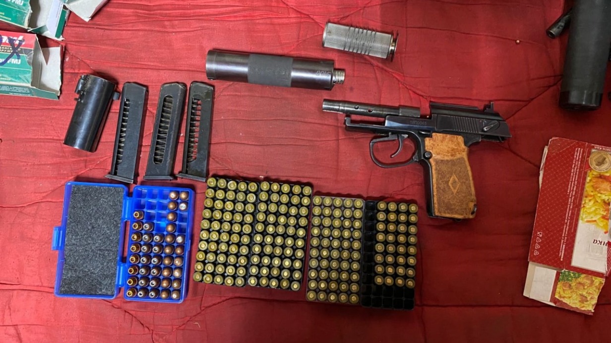 Полиция изъяла пистолет с глушителем и 252 патрона у мужчины на севере Москвы