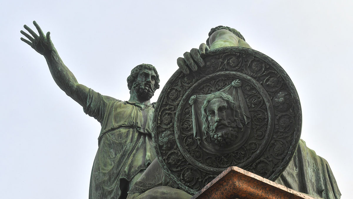 Более 1,1 тысячи столичных памятников промоют после зимы