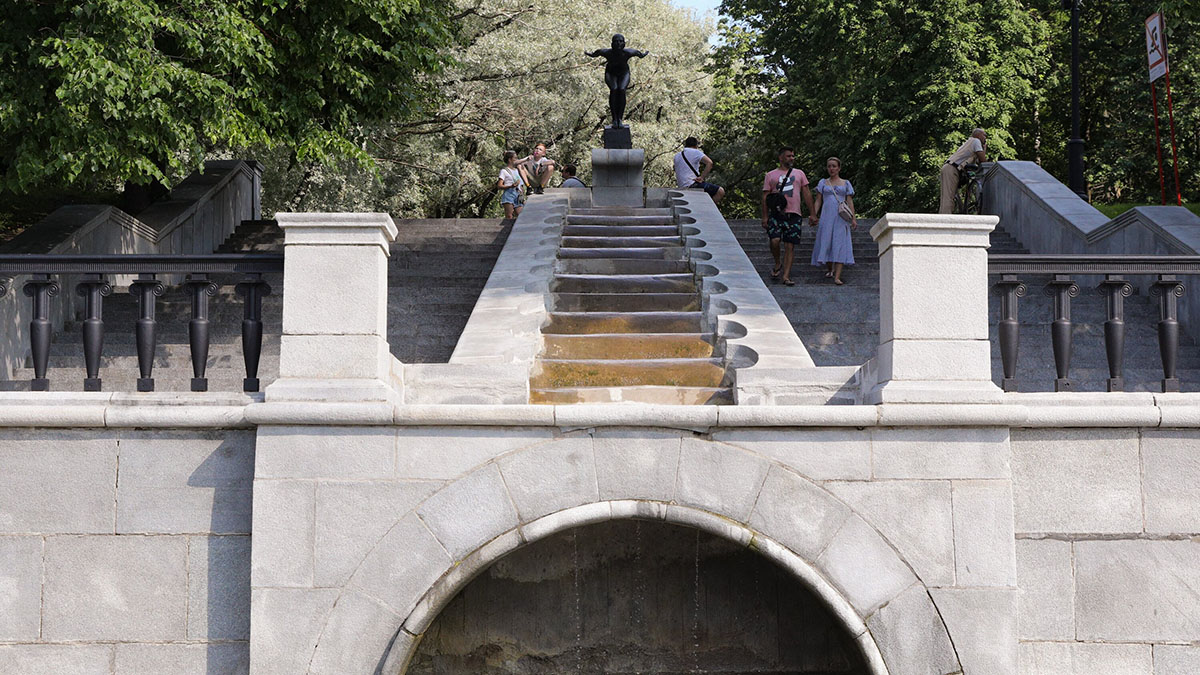 Каскадный фонтан «Купальщица» промыли в Нескучном саду
