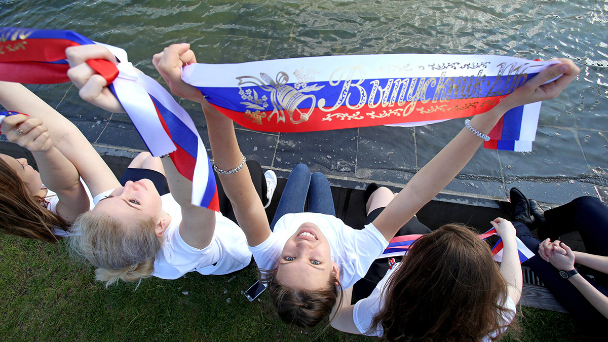 Анастасия Ракова поздравила выпускников с последним звонком в Москве