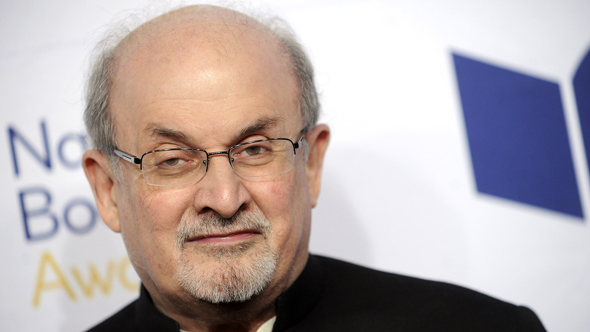Писатель Салман Рушди подвергся нападению в Нью-Йорке