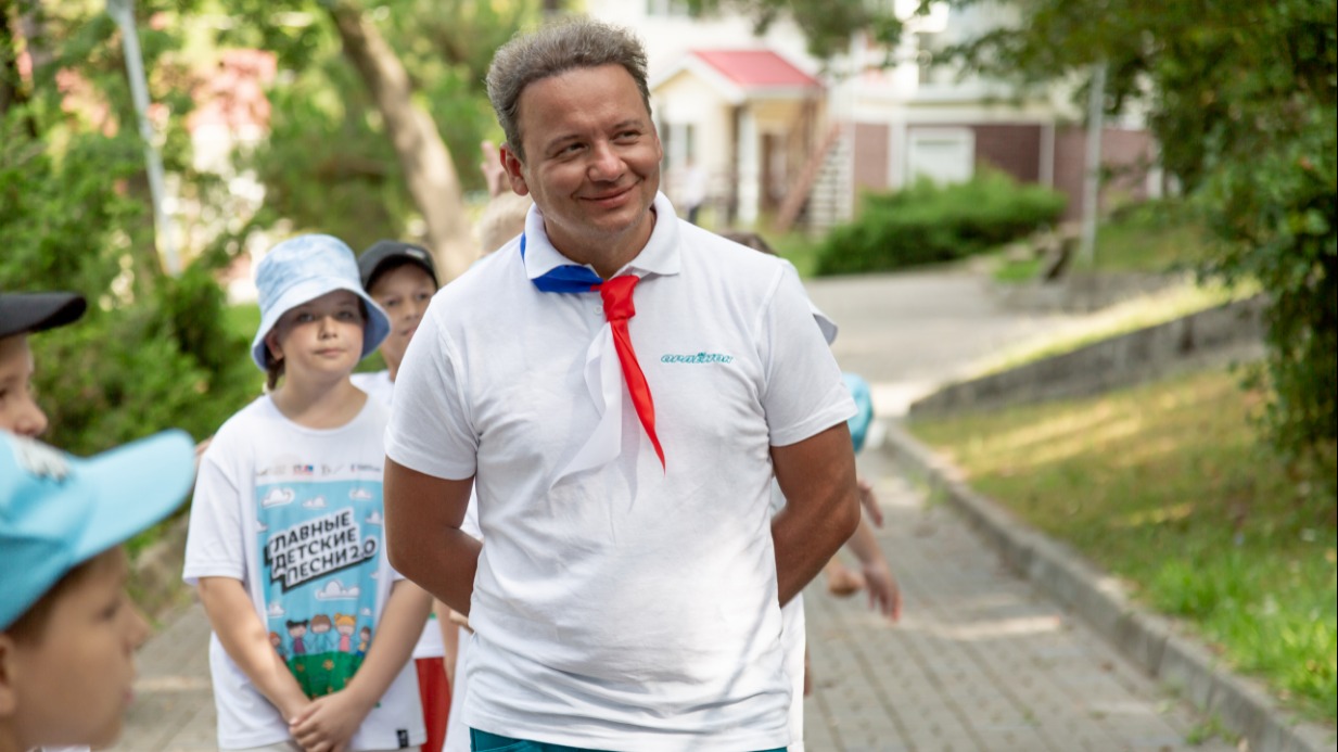 Звездный вожатый побывал на смене Музея Победы в «Орленке»