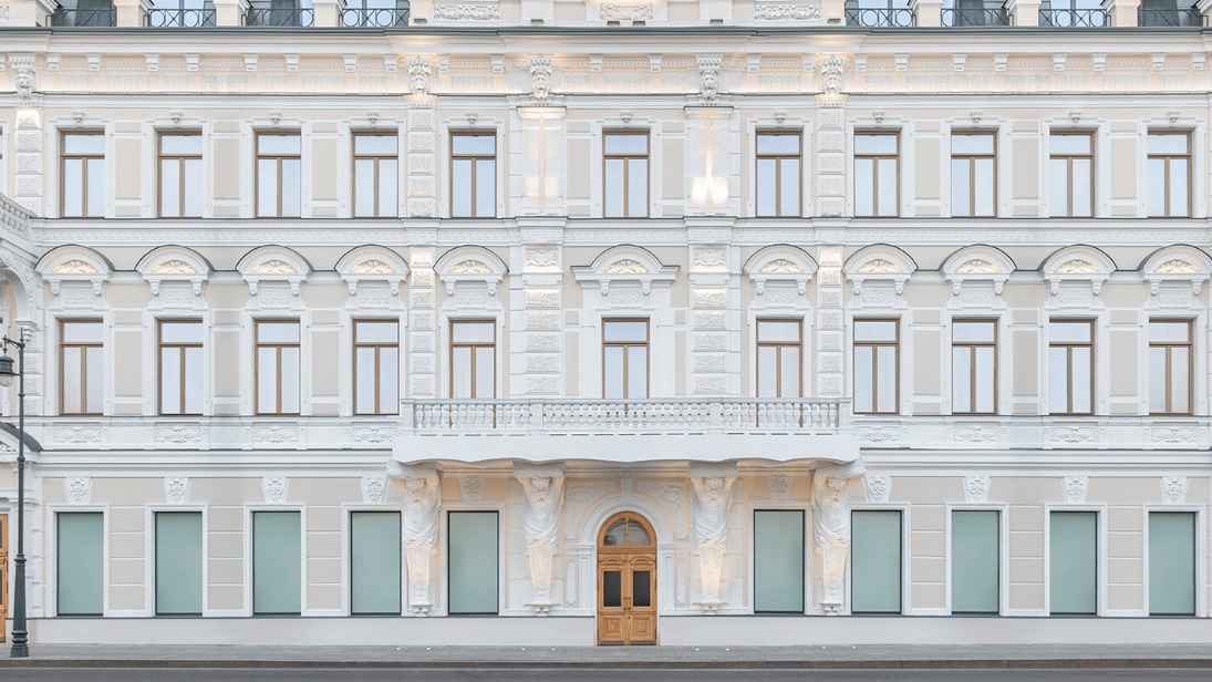 Реставрация фасадов Дома с атлантами завершилась в центре Москвы