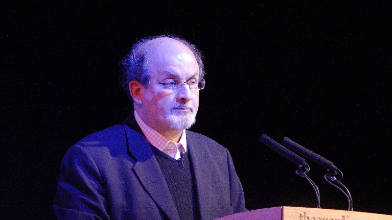 Полиция арестовала напавшего на писателя Рушди мужчину