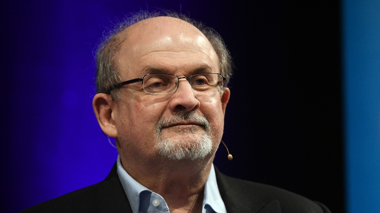 Раненного при нападении писателя Салмана Рушди отключили от аппарата ИВЛ