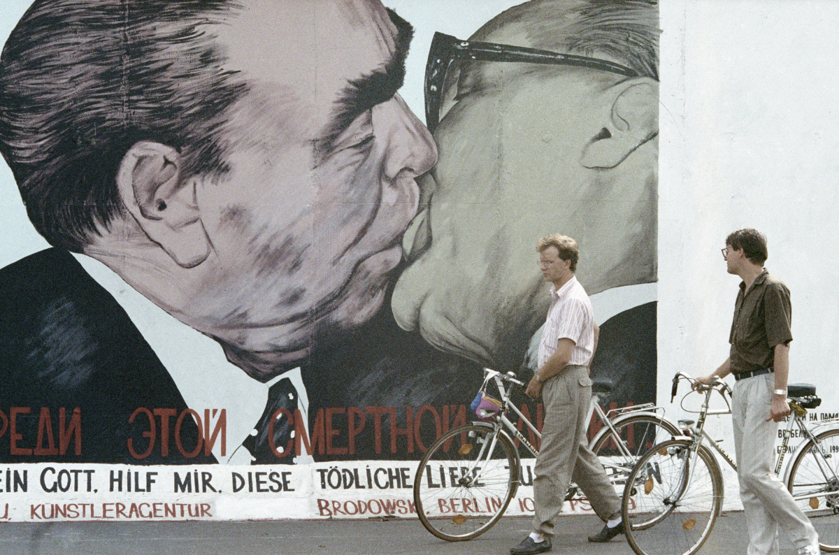 Господи помоги мне выжить. Брежнев поцелуй Берлинская стена. Брежнев и Хонеккер на Берлинской стене. Брежнев и Хонеккер поцелуй Берлинская стена.