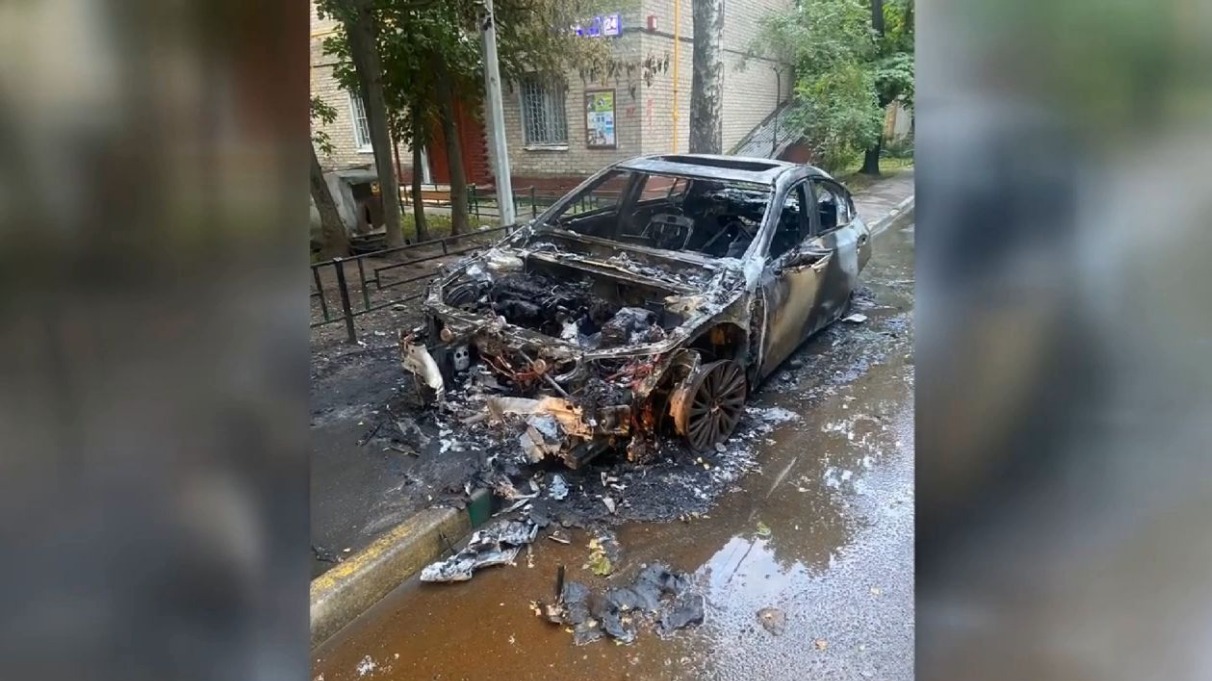 Дорогостоящую иномарку сожгли в Москве