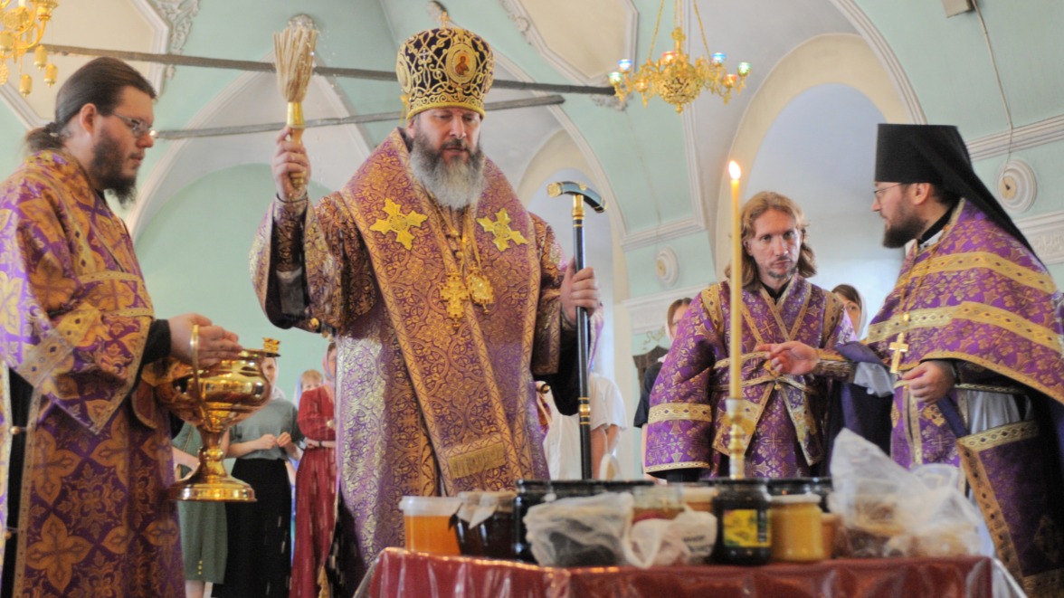 Иподиакон Георгий, наместник Высоко-Петровского ставропигиального мужского монастыря епископ Луховицкий Евфимий, инок Игнатий (Ибрагимов) и благочинный иеромонах Матфей (Мунтяну) (слева направо) во время богослужения в честь Медового Спаса.