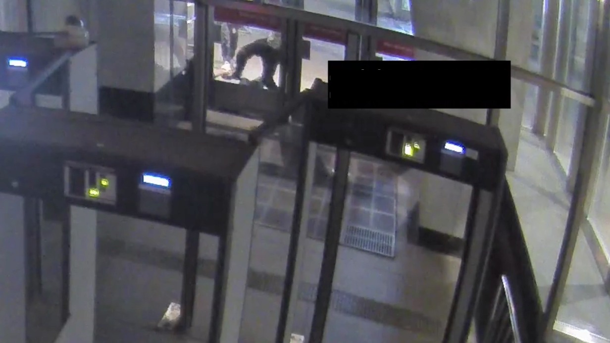 Москвича жестоко избили у входа в метро на юго-востоке Москвы