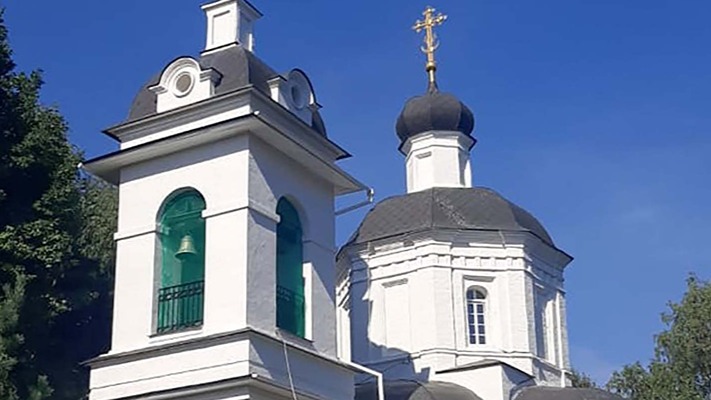 Специалисты вернули исторический цвет фасадам церкви Рождества Христова в Южном Бутове