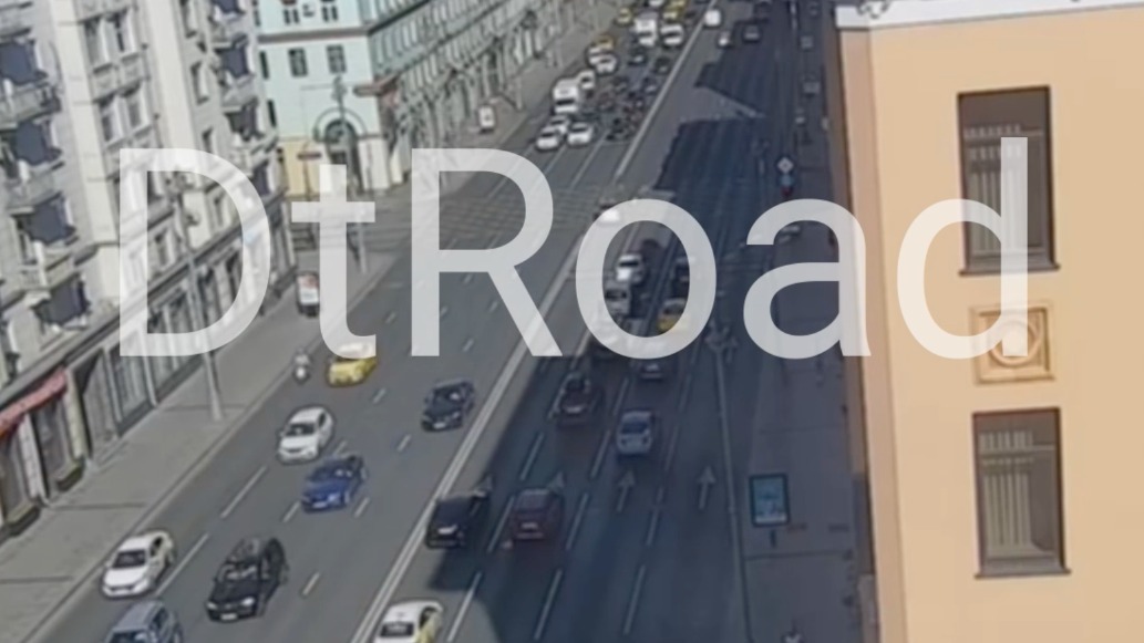 Автомобилист сбил велосипедиста в центре Москвы. Видео