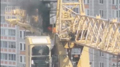Башенный кран загорелся на стройке в Подмосковье