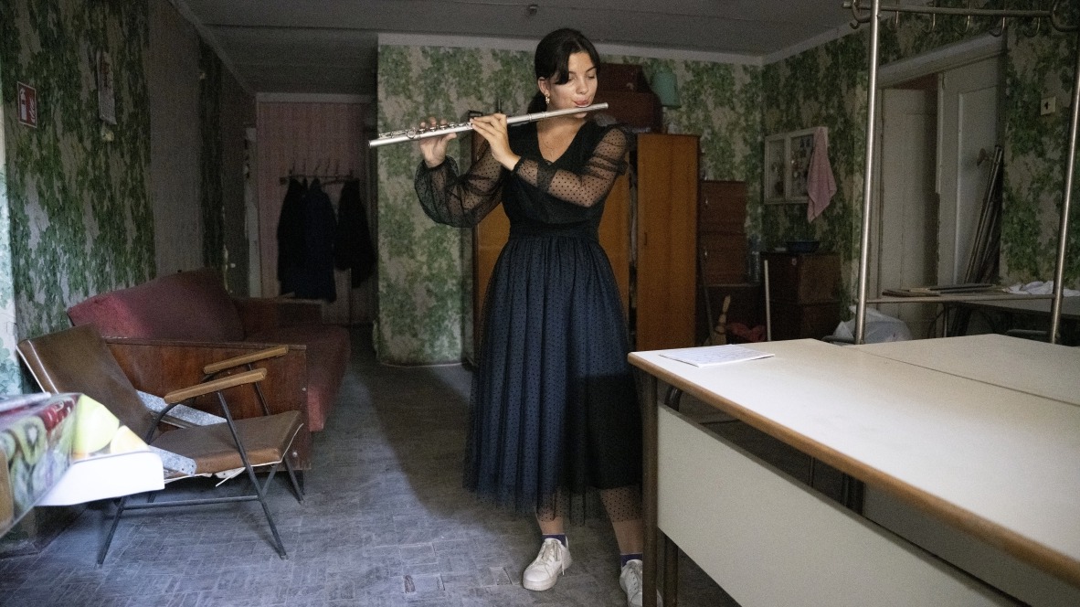 Студентка Мариупольского колледжа культуры и искусств репетирует перед вступительным экзаменом в Донецкую государственную музыкальную академию имени С. С. Прокофьева. В будущем систему образования республик модернизируют: ее переведут на российские стандарты