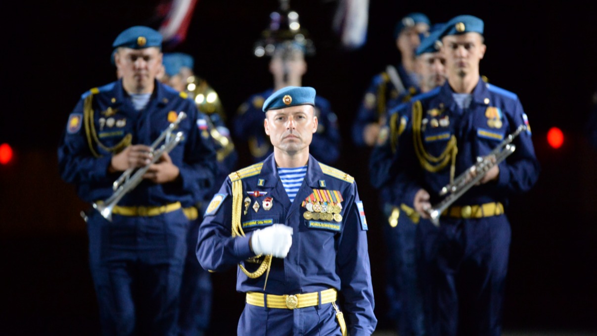 Начальник Ансамбля песни и пляски ВДВ подполковник Владислав Тверской во время выступления